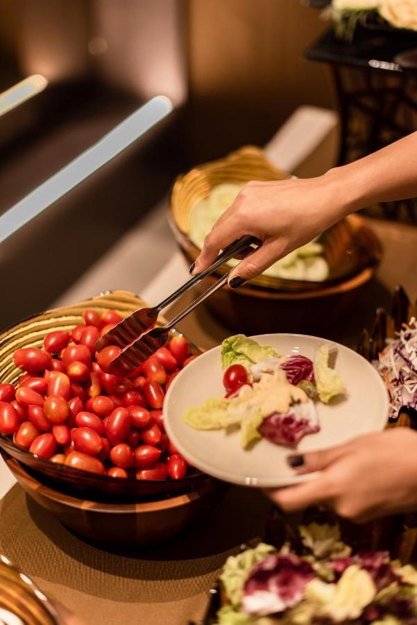 Blackwoods Hotel Pattaya - Sha Extra Plus Exterior photo A salad being prepared