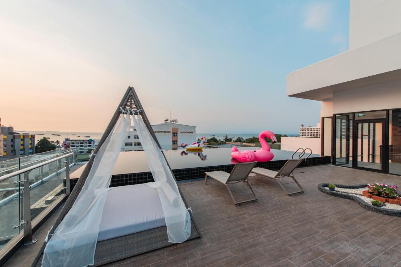 Blackwoods Hotel Pattaya - Sha Extra Plus Exterior photo Rooftop pool at the hotel