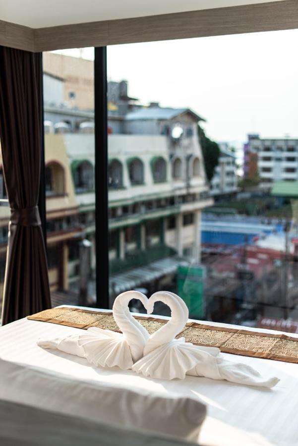 Blackwoods Hotel Pattaya - Sha Extra Plus Exterior photo A heart-shaped towel on a hotel bed