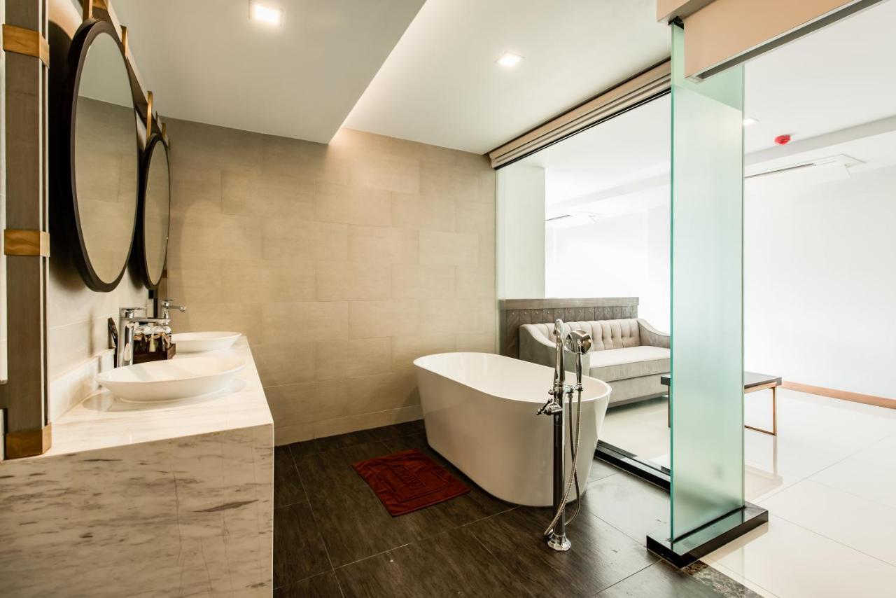 Blackwoods Hotel Pattaya - Sha Extra Plus Exterior photo Bathroom