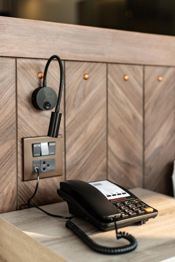 Blackwoods Hotel Pattaya - Sha Extra Plus Exterior photo A wall-mounted telephone