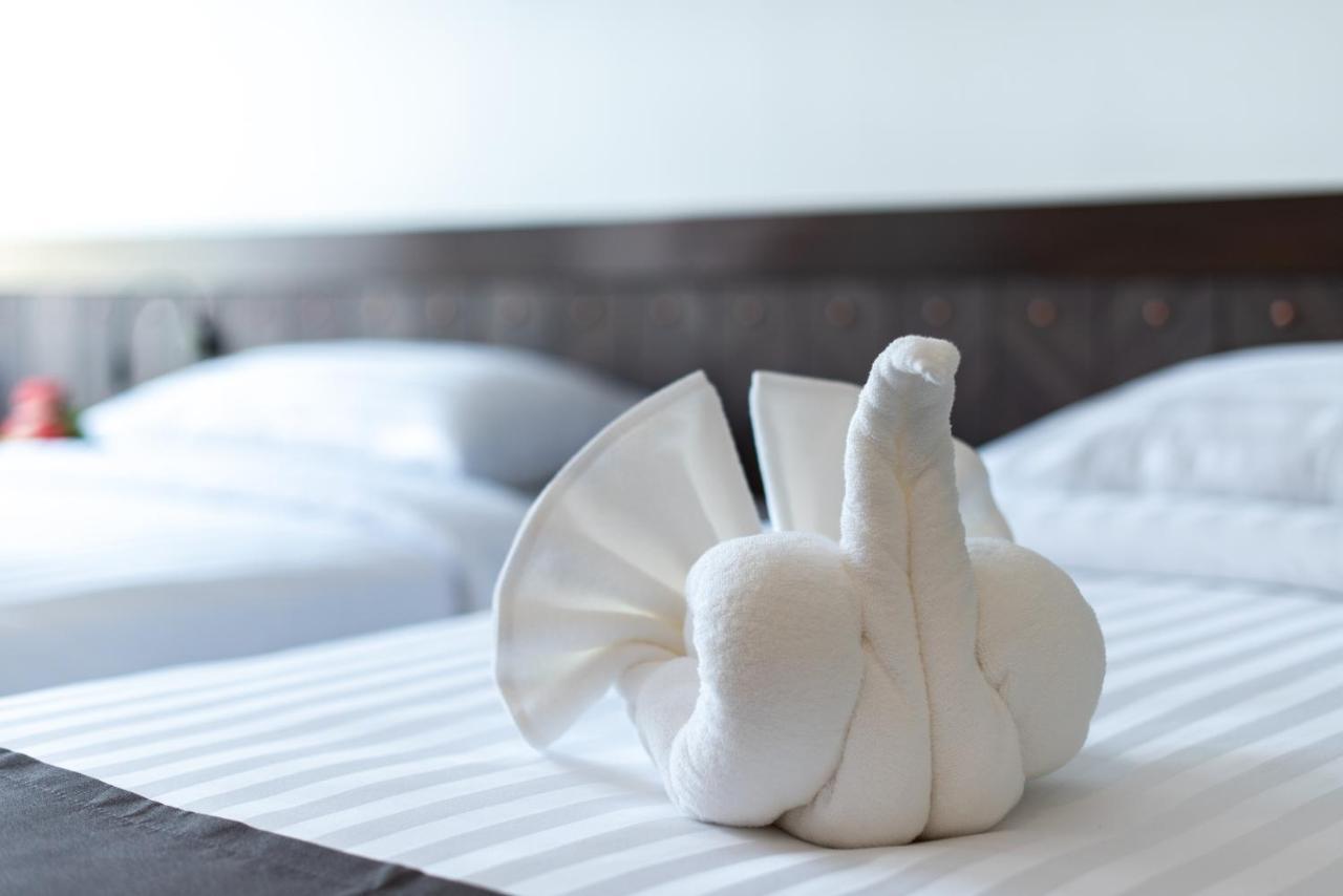 Blackwoods Hotel Pattaya - Sha Extra Plus Exterior photo A towel swan