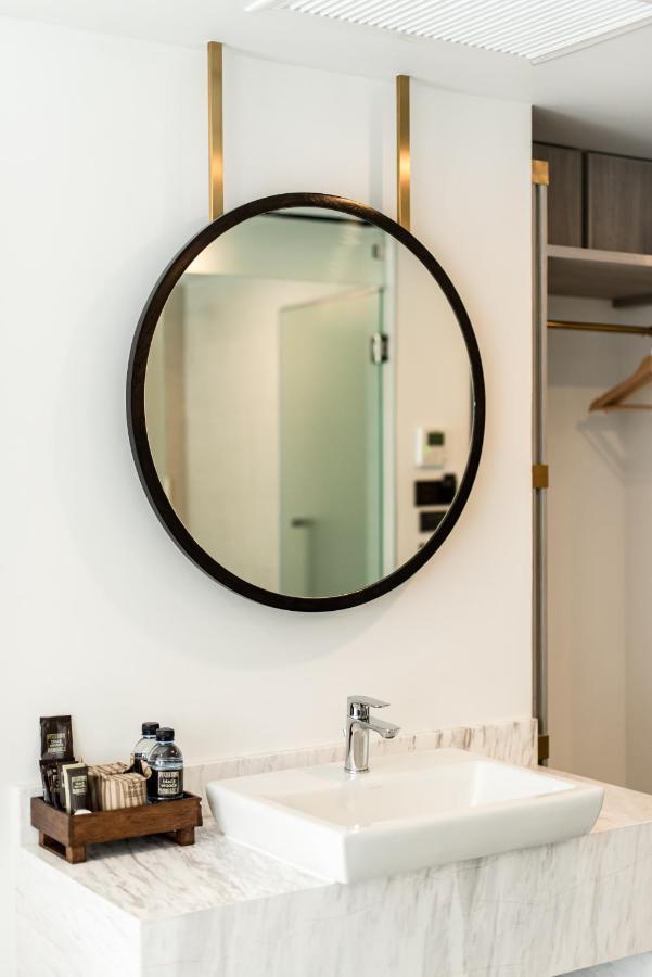 Blackwoods Hotel Pattaya - Sha Extra Plus Exterior photo A bathroom mirror