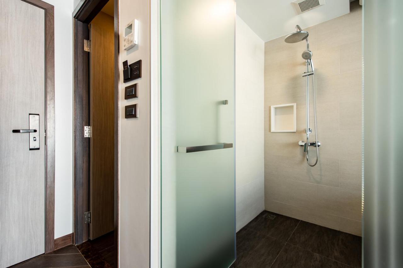 Blackwoods Hotel Pattaya - Sha Extra Plus Exterior photo A wet room