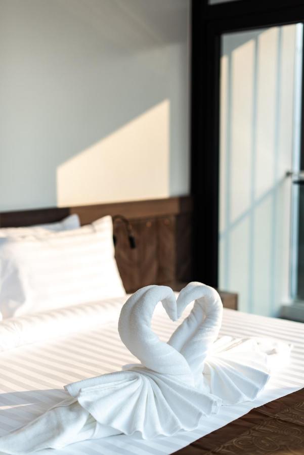 Blackwoods Hotel Pattaya - Sha Extra Plus Exterior photo A bed with a heart-shaped towel