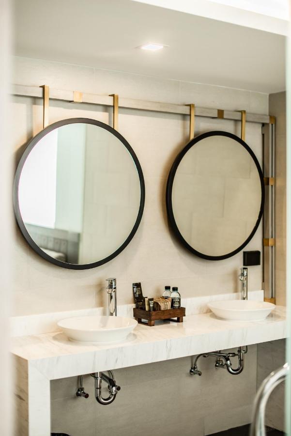 Blackwoods Hotel Pattaya - Sha Extra Plus Exterior photo Bathroom mirrors