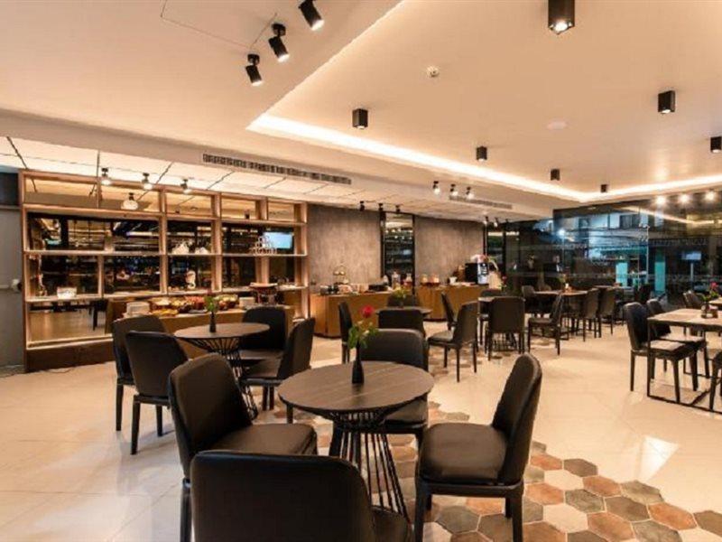 Blackwoods Hotel Pattaya - Sha Extra Plus Exterior photo The lounge at Suvarnabhumi Airport