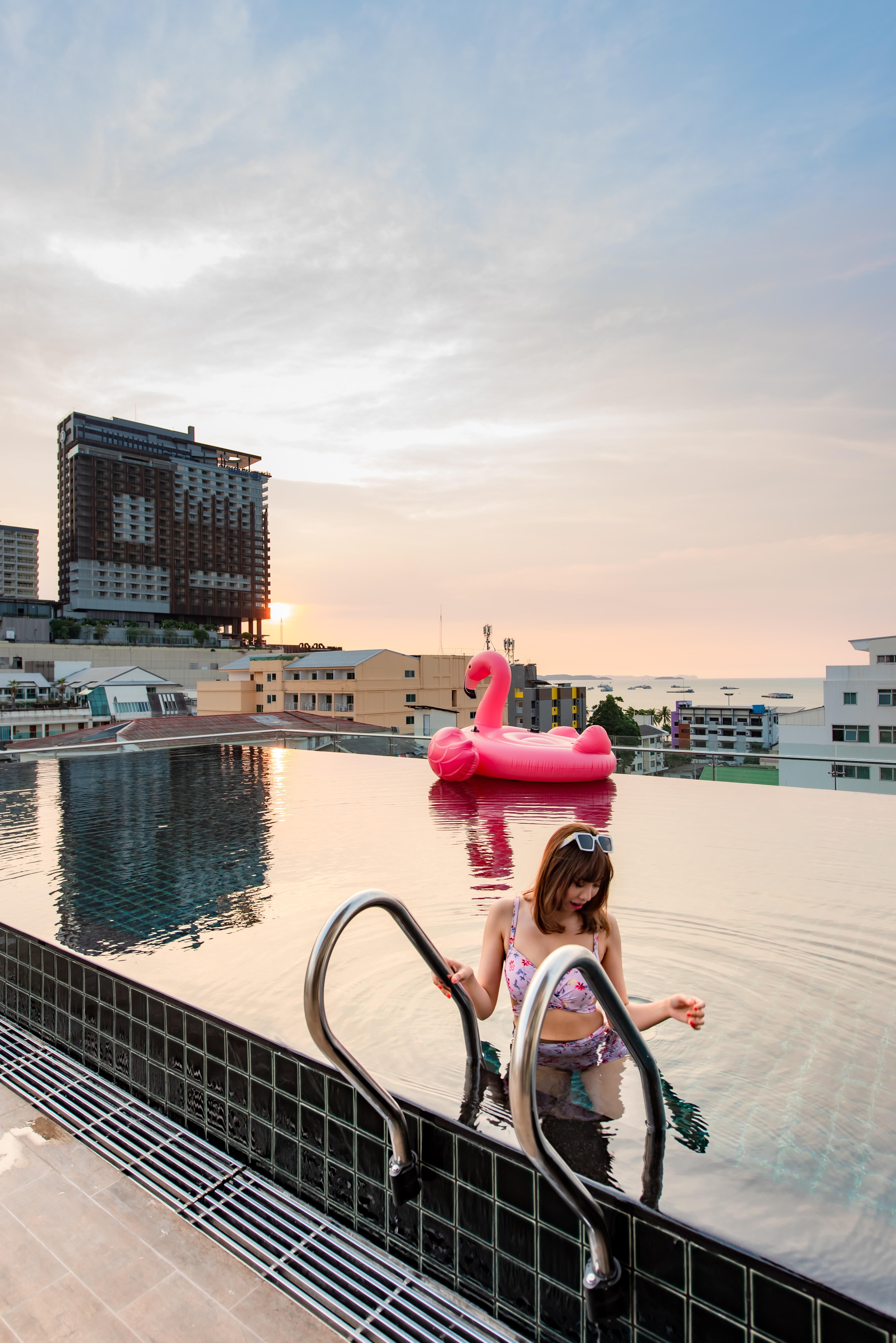 Blackwoods Hotel Pattaya - Sha Extra Plus Exterior photo Rooftop pool at the hotel