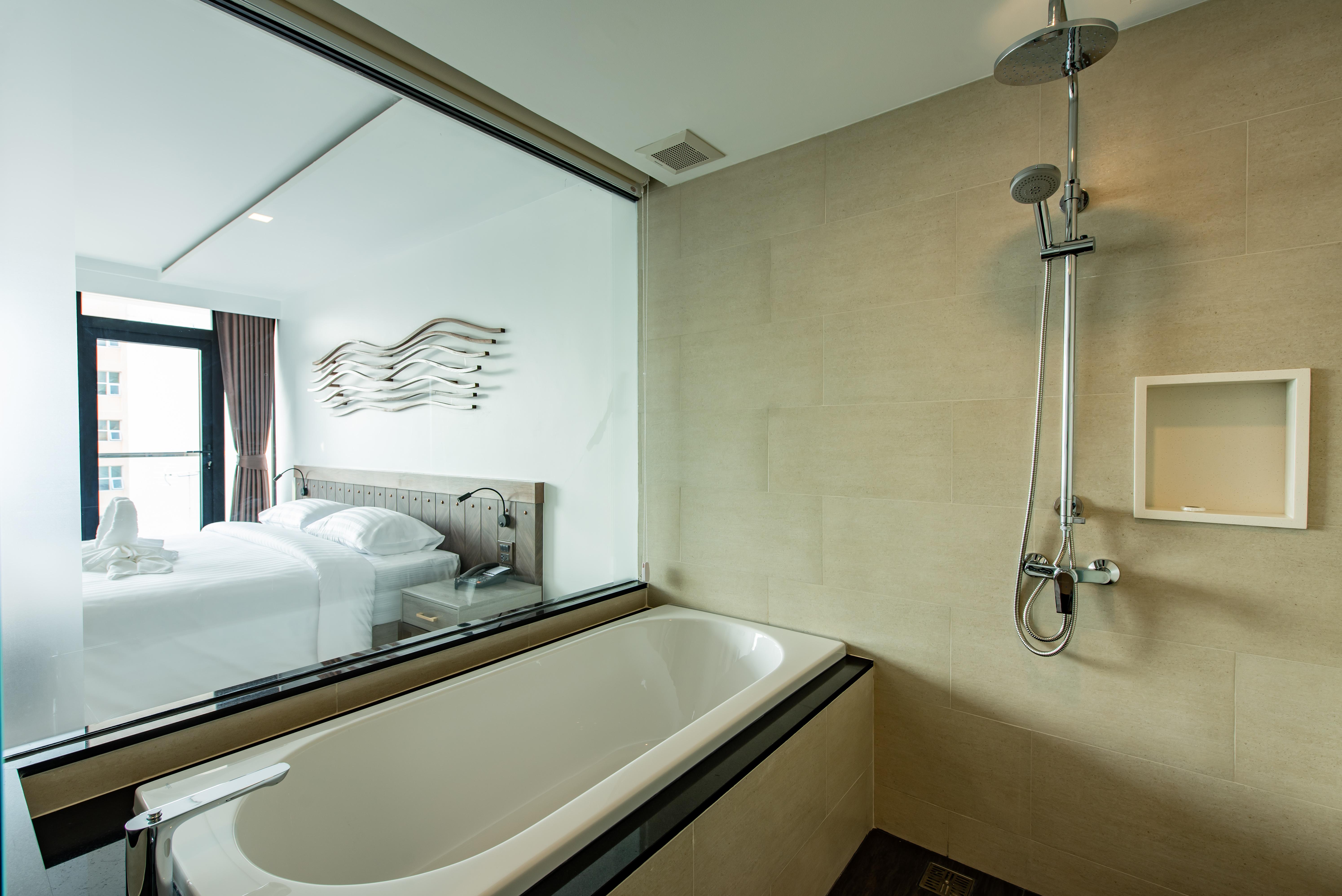 Blackwoods Hotel Pattaya - Sha Extra Plus Exterior photo A shower and bathtub in a hotel room