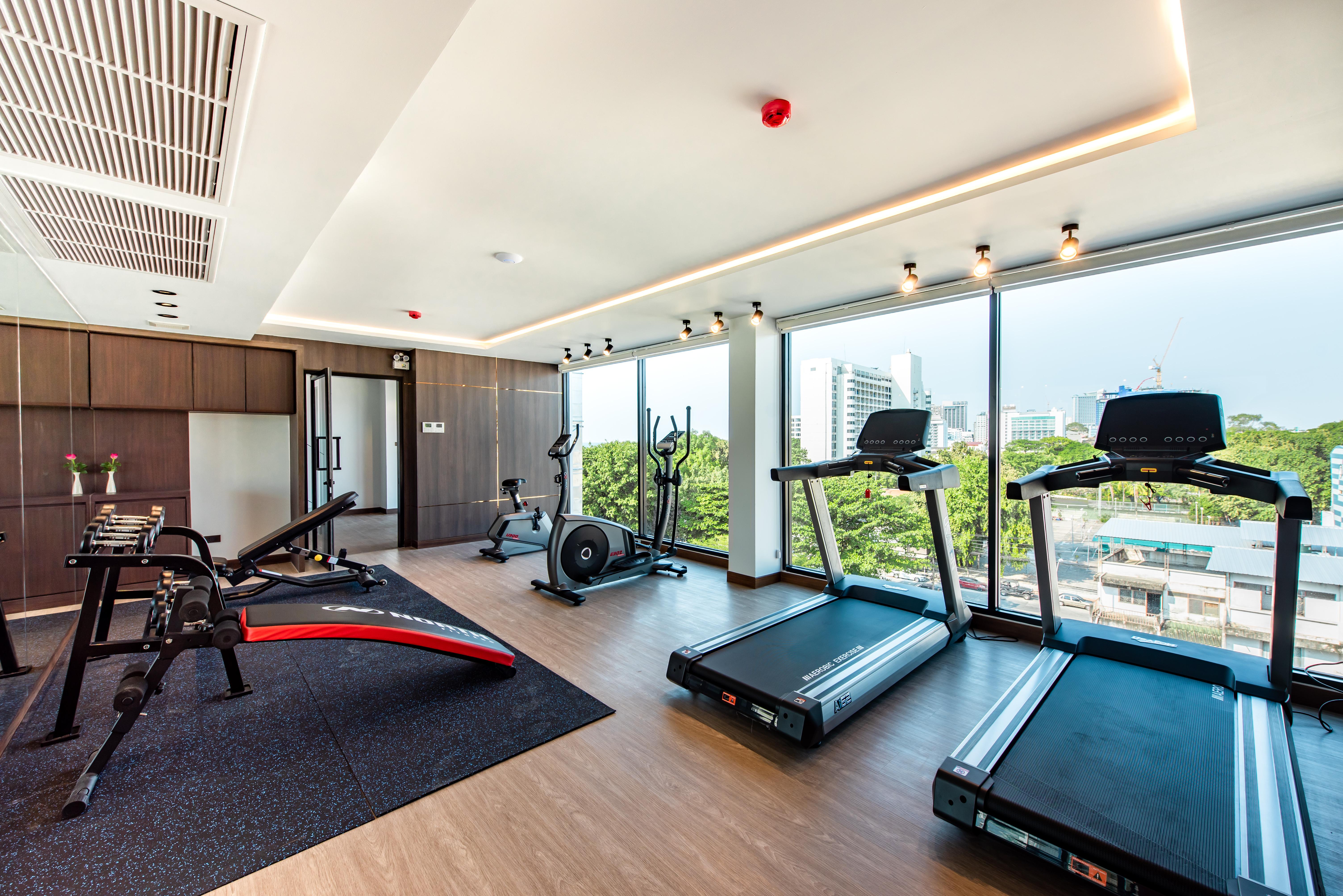 Blackwoods Hotel Pattaya - Sha Extra Plus Exterior photo The gym at the hotel