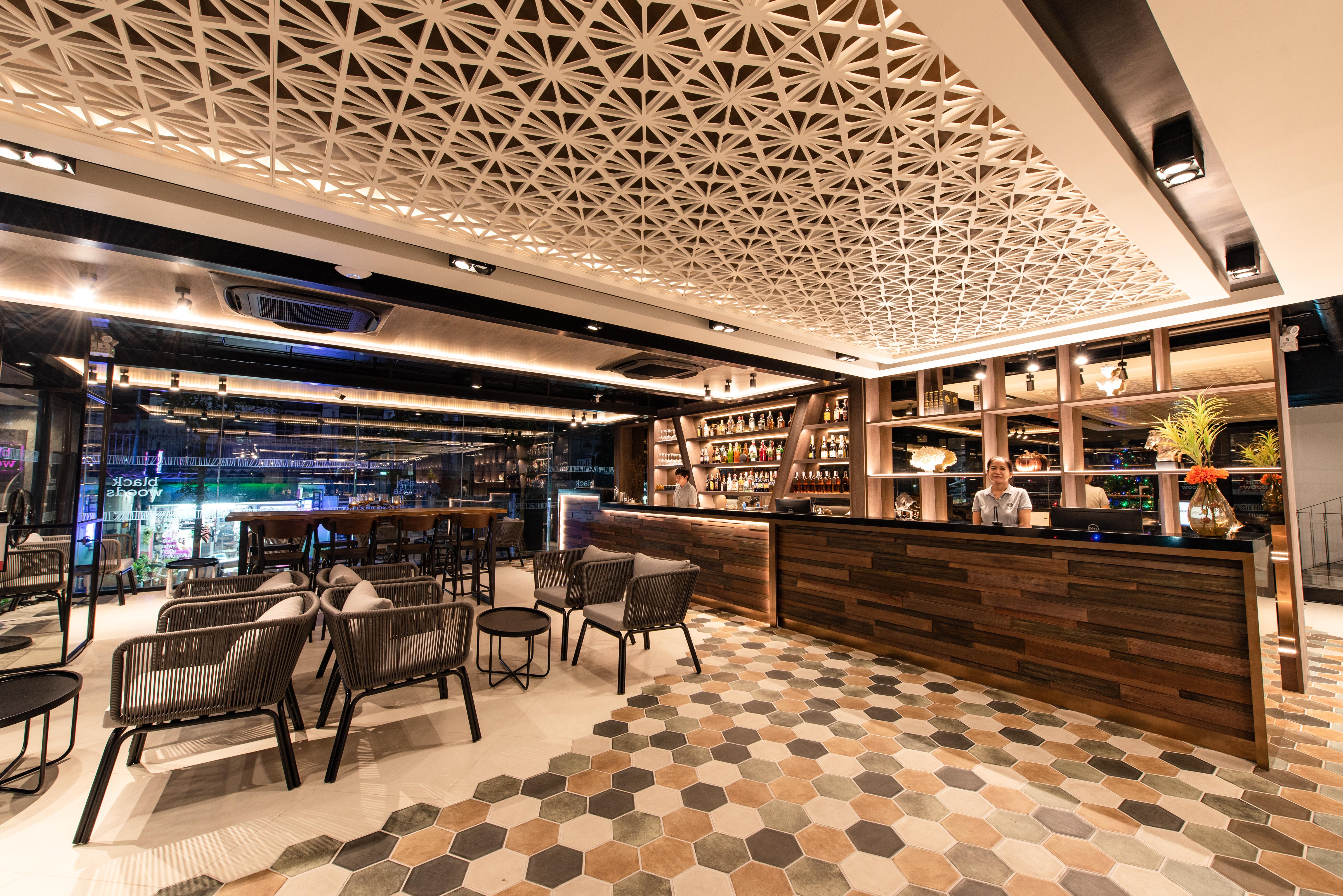 Blackwoods Hotel Pattaya - Sha Extra Plus Exterior photo The interior of the bar